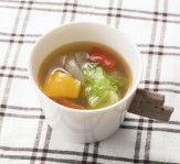 彩り野菜のコンソメスープ